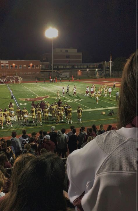 Football Team Aesthetic High School, Suburban Fall Aesthetic, Football Szn Aesthetic, High School Grunge Aesthetic, Football Game Asethic, Fall Football Game Aesthetic, Football High School Aesthetic, Football Game With Friends, Football Aesthetic American