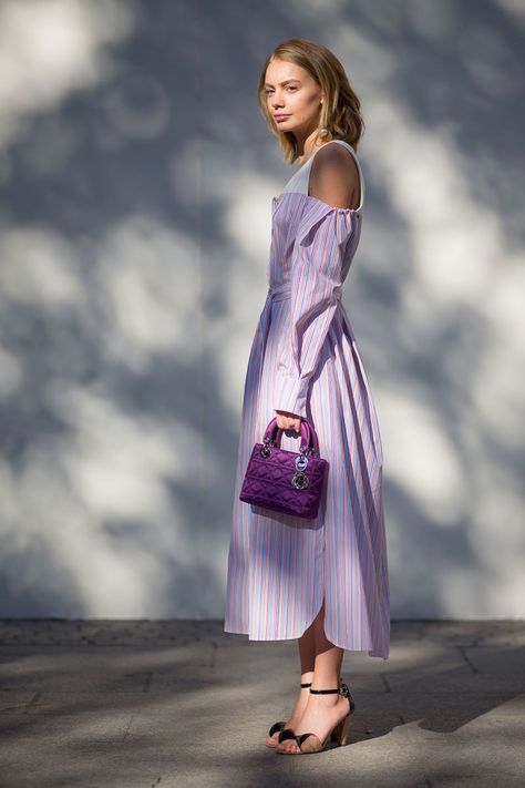 Best Paris Fashion Week Street Style Spring 2016 - Paris Street Style Purple Street Style, Style Palette, Paris Street Style Spring, Chic Summer Outfits, Purple Outfits, Paris Fashion Week Street Style, Style Inspiration Spring, Street Style Summer, Spring Street Style