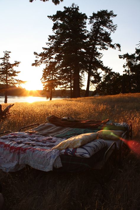 would be a super cute date.i want to do this!! :) this summer Glamping, Living Modern, Sleeping Under The Stars, To Infinity And Beyond, صور مضحكة, Zagreb, Camping & Hiking, Go Camping, Adventure Awaits