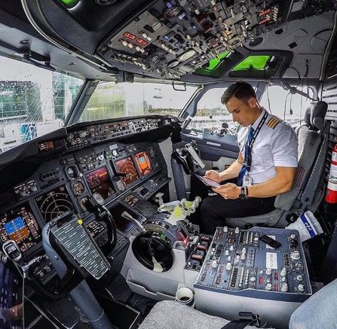 Airline Pilot Men, Pilot Aesthetic Male, Foto Pilot, Pilot Wallpaper, Pilot Pictures, Aeroplane Pilot, Pilot Uniform Men, Pilot Aesthetic, Plane Pilot