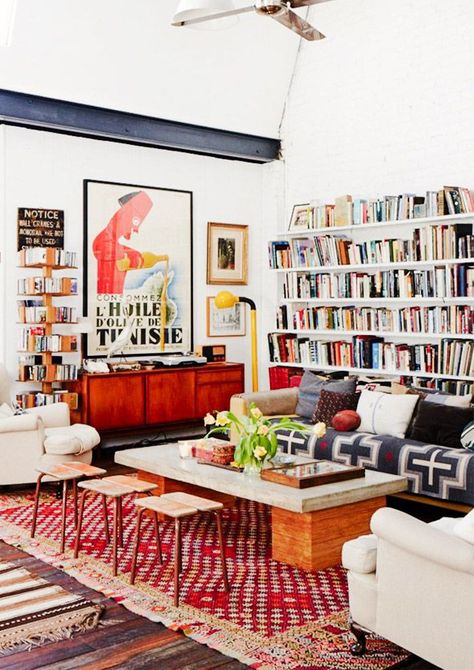 Eclectic living room with lots of bookshelves, a mid-century sliding door credenza, Nordic textiles and a bold red and white Moroccan area rug. Home Libraries, Bohemian Chic Living Room, Bohemian Chic Home, Decor Ikea, Eclectic Living Room, Bohemian Living, Hus Inspiration, Chic Living Room, Inspired Living