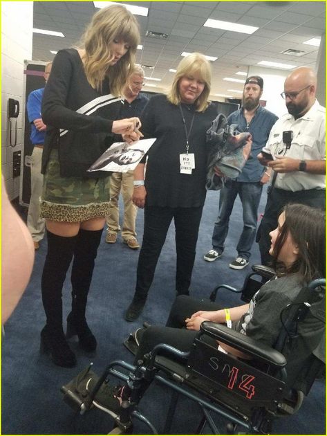 Taylor Swift Meets Fan Backstage Who Fell Ill During Concert: Photo #4092415. Taylor Swift Parents, Taylor Swift Concert Outfit, Reputation Tour, Taylor Swift Photos, Reputation Era, Fire Dancer, The Dancer, Taylor Swift Concert, Taylor Swift Wallpaper