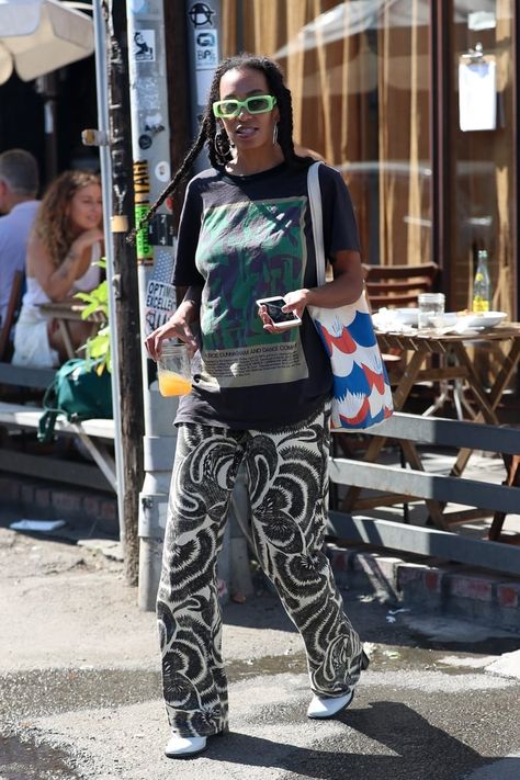 Avant Garde, Outfits With Printed Pants, Solange Outfit Aesthetic, Solange Knowles Street Style, Solange Knowles Apartment, Solange Street Style, Solange Fashion Style, Solange Outfits, Styling A T Shirt