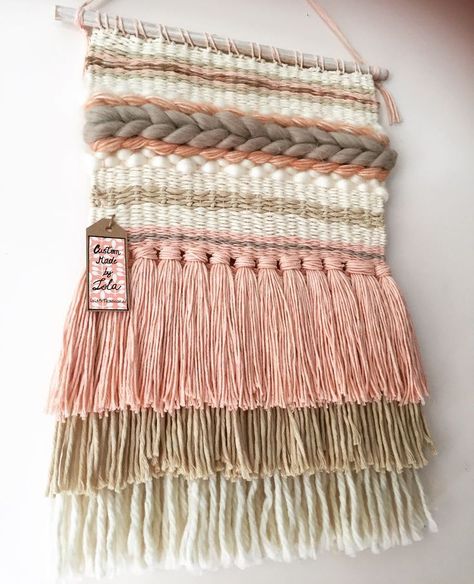 Wool and cotton weaving in beige, white and pink. Ideal for a girls room. Custom made by Lola (follow my Insta lolamott) Woven Wall Hanging Diy, Weaving Wall Decor, Weaving Loom Diy, Wall Weave, Weaving Loom Projects, Weaving Wall Hanging, Textil Design, Weaving Tutorial, Woven Wall Art