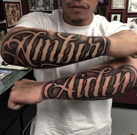 Choosing the right font style for your script tattoo as a man can be quite an uphill task. Whether you want a flashy design or a simple minimalistic look, you will be spoilt for choice with the thousands of options available. These twin tattoos say ‘Amber’ on one arm and ‘Aiden’ on another. They are represented in large cursive fonts to add formality. The twin tattoos obviously represent a couple and the typeface is common among tattoo fonts ideas. Unique Tattoo Fonts, Forearm Script Tattoo, Forearm Name Tattoos, Tattoo Writing Styles, Old English Tattoo, Old Men With Tattoos, Tattoo Name Fonts, Best Tattoo Fonts, Tattoo Font For Men