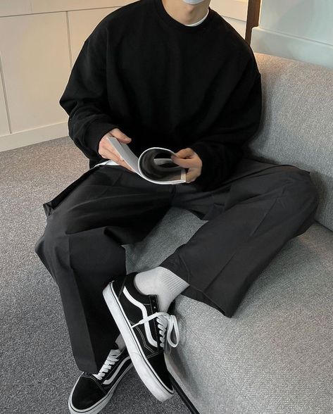 Minimalist Outfit Men, Korean Outfits Men, Aesthetic Men Outfits, Full Black Outfit, Outfit Cowok, Korean Street Fashion Men, Boyish Outfits, Black Outfit Men, Asian Streetwear