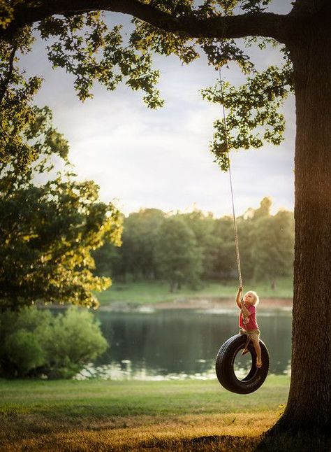 Girl Swinging, Drømme Liv, Tire Swing, Good Year, Country Scenes, Farms Living, Country Farm, The Grass, Farm Life