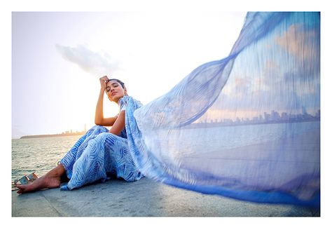 Sari Beach Photoshoot, Flying Saree Photography, Saree On Beach, Beach Saree Photoshoot, Sari Poses Photo Shoot At Home, Saree Beach Photoshoot, Saree Shoot Photography, Sari Photoshoot Poses, Goa Beaches Photography