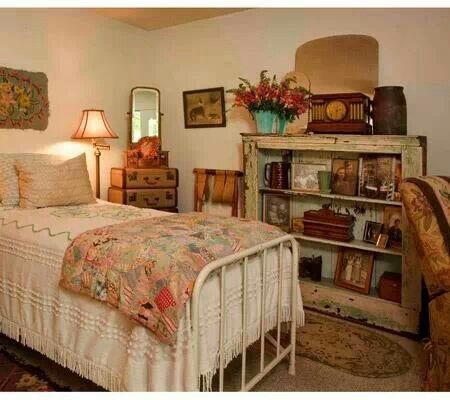 Vintage Farmhouse Bedroom, Vintage Bedroom Decor, Decoration Shabby, Victorian Bedroom, Camera Vintage, Vintage Style Decorating, Cottage Bedroom, Vintage Bedroom, Country Bedroom