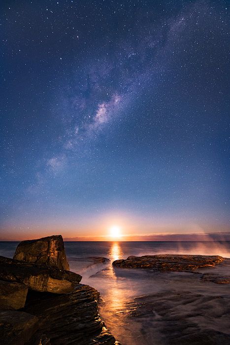 Stunny night photo of the moonrise and milky way by a coastal seascape, natural light landscape photography tips Landscape Photography Tips, Water Photography, Dark Landscape, Breathtaking Photography, Seascape Photography, Beautiful Landscape Photography, Fine Art Landscape Photography, Natural Light Photography, Foto Tips