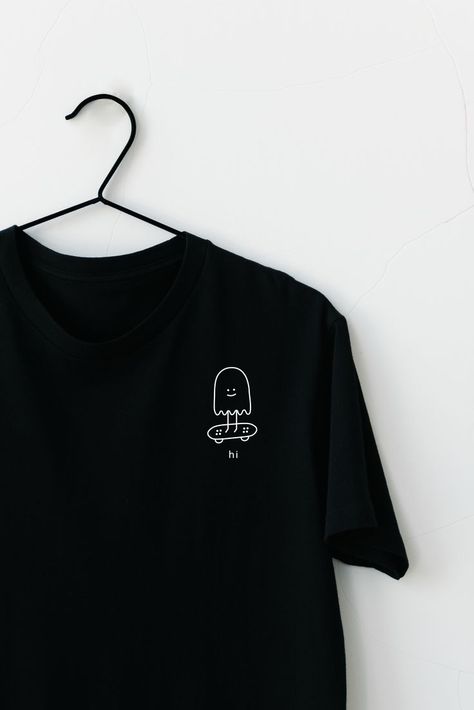 Black shirt with a simple text "hi" and a cute simple ghost skater logo, Aesthetic and minimal Shirt, Simple text design Minimal Design For T Shirt, T Shirt Funny Design, Tshirt Prints Aesthetic, Cute Tshirts Aesthetic, Minimalist Shirt Design Aesthetic, Classic Tshirt Designs, Tshirts Minimalist Design, Minimalist Tshirt Design Ideas, Tshirt Design Minimal