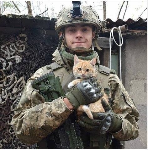 Armed Forces of Ukraine Croquis, La Haine Film, Men With Cats, Military Aesthetic, Hot Army Men, Army Pics, 남자 몸, Army Men, Masked Man