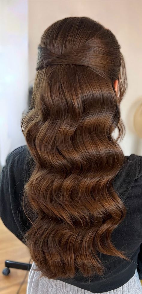 Half Up Hair With Veil Brides, Formal Hairstyles For Long Brown Hair, Prom Hairstyles Waves, Simple Hairstyles For Damas, Half Up Red Carpet Hair, Medium Hollywood Waves, Pretty Hairstyles Black Hair, Shinion Long Hair, Pretty Elegant Hairstyles