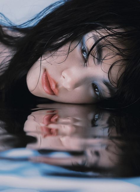 Lu Xia, Vogue Singapore, Výtvarné Reference, Photos Originales, Photographie Portrait Inspiration, Photographie Inspo, Photoshoot Concept, Poses References, Cinematic Photography