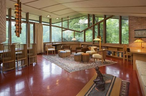 The time capsule living room of a Frank Lloyd Wright-designed house in Minnesota. Architectural Styles, Frank Lloyd Wright Furniture, Frank Lloyd Wright Interior, Usonian Style, Frank Lloyd Wright Architecture, Frank Lloyd Wright Buildings, Frank Lloyd Wright Design, Frank Lloyd Wright Homes, Brick And Wood