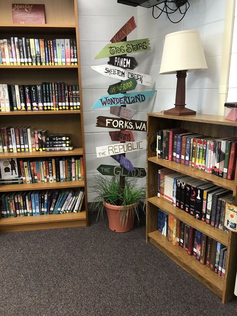 Middle School Reading Corner, Reading Corner Ideas For Classroom, English Classroom Decoration High School, Elementary School Library Design, Reading Corner Design, Middle School Library Displays, Corner Design Ideas, Classroom High School, Classroom Reading Corner