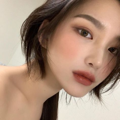 (paid link) These endearing burgundy makeup look are perfect for moot and are surprisingly simple. You don't have to be a burgundy makeup see artiste to pull them off! Halloween Gesicht, Korean Natural Makeup, Maquillage On Fleek, Asian Makeup Looks, Korean Makeup Look, Makeup Tip, Korean Eye Makeup, Ulzzang Makeup, Brown Makeup