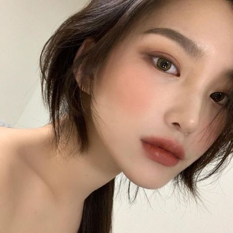 (paid link) These endearing burgundy makeup look are perfect for moot and are surprisingly simple. You don't have to be a burgundy makeup see artiste to pull them off! Halloween Gesicht, Korean Natural Makeup, Maquillage On Fleek, Asian Makeup Looks, Korean Makeup Look, Korean Eye Makeup, Ulzzang Makeup, Brown Makeup, Braut Make-up