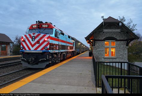 RailPictures.Net Photo: METX 100 Metra F40PH-3 at Hinsdale, Illinois by Mike Danneman Hinsdale Illinois, Commuter Train, Rail Car, Train Car, Windy City, Thomas And Friends, Personalities, Illinois, Passenger