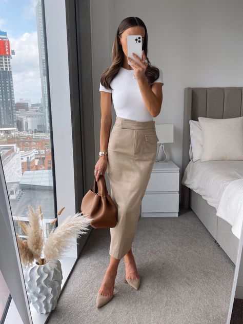 Beige Button Skirt Outfit, Beige Skirt Office Outfit, Beige Skirt Work Outfit, Work Wear Skirt Outfit, Business Pencil Skirt, Business Outfit With Skirt, Light Beige Skirt Outfit, Office Look Skirt, White Leather Midi Skirt Outfit