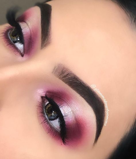 𝗔𝓶ỉ𝛈ą on Instagram: “💖Spotlight💖 I’m back 😉 Created this look with @hudabeauty #hudabeautyrosegoldremastered 🌺 Halo eyes are one of my favorite 😍 . . . . . . .…” Fushia Eyeshadow Looks, Glam Birthday Makeup Looks Pink, Halo Eye Makeup Look, Hallo Eye Makeup, Halo Makeup Looks, Dark Pink Eyeshadow Looks, Pink Full Glam Makeup, Pink Halo Eye Makeup, Makeup Ideas Eyeshadows Colorful