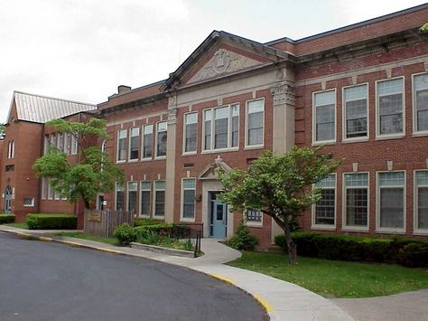 Private School Elementary, Old School Exterior, Small Town School Building, Front Of School Building, American Highschool Exterior, Small School Exterior, Highschool Buildings, School Yard Aesthetic, Private School Exterior