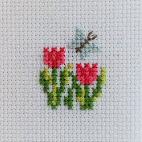 Different style crochet pics designs ideas 2022 Small Cross Stitch Butterfly, Mini Butterfly Cross Stitch Pattern, Cross Stitch Small Butterfly, Cross Stitch Patterns Flowers Easy, Mini Flower Cross Stitch Pattern, Cross Stitch Simple Flower, Cross Stitch Flowers Simple Small, Tiny Flower Cross Stitch, Cross Stitch Small Flowers