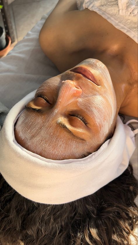 Aesthetic Pictures Self Care, Esthetician Spa, Esthetician Inspiration, Medical Esthetician, Facial Pictures, Esthetician School, Medical Aesthetician, Spa Masks, Facial Face