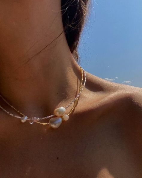 killafornia Pearl Ideas, Kalung Manik-manik, Diy Collier, Pearl Necklace Designs, Beaded Necklace Diy, Handmade Jewelry Tutorials, Jewelry Lookbook, Handmade Wire Jewelry, Jewelry Photography