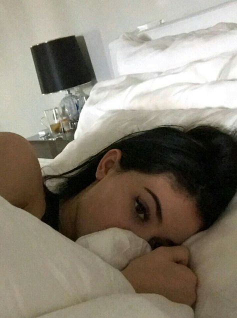 Bed Selfie, Morning Bed, Backyard Pool Design, Snap Selfie, Swag Cartoon, King Kylie, Sleeping In Bed, Classy Photography, Friend Goals