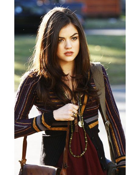 Love the blazer. Aria Montgomery Hair, Aria Montgomery Outfit, Aria Montgomery Style, Pretty Little Liars Aria, Lucy Hale Style, Pll Outfits, Pretty Little Liars Outfits, Gallagher Girls, Pll Fashion