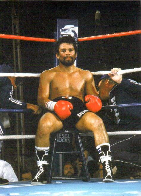 Roberto Duran, Panama's Greatest Ever Boxer. Roberto Duran Wallpaper, Roberto Duran, Boxing Legends, Roberto Durán, Boxing Images, Sporting Legends, Kung Fu Martial Arts, Boxing History, Sport Boxing
