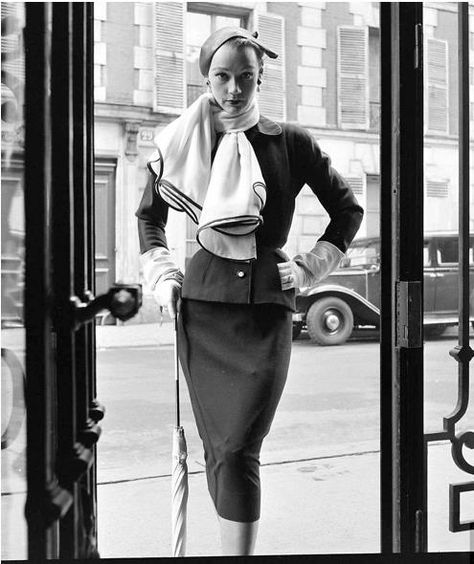 1952 - Givenchy suit on Sophie Malgat http://www.pinterest.com/adisavoiaditrev/ Sophie Malgat, Skirt Sweater, Givenchy Couture, Mode Retro, Fashion 50s, Fifties Fashion, Sweater Scarf, Look Retro, Vintage Fashion Photography