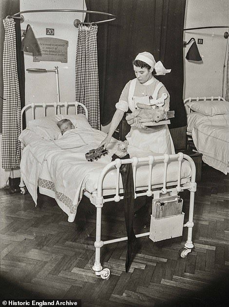 Vintage Hospital Bed, 50s Hospital, 1950s Hospital, Vintage Hospital, Nursing Pictures, Neonatal Nursing, History Of Nursing, London Hospital, Vintage Nursing