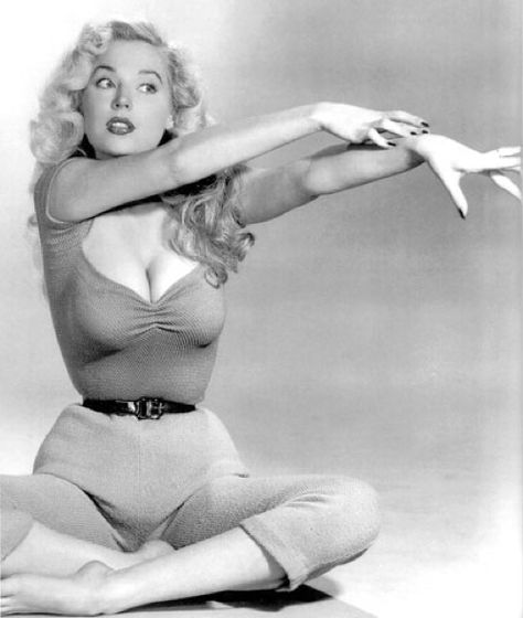 Betty Brosmer 50s Glamour, Betty Brosmer, Look Retro, Real Model, Gorgeous Body, Va Va Voom, Vintage Pinup, Bad Boy, Classic Beauty