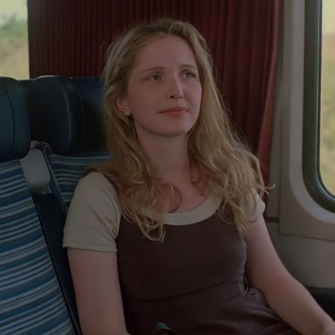 Julie Delpy as Celine in Before Sunrise (1995) #beforesunrise #oldfilm #classic #1990sfilm #ethanhawke #juliedelpy #jesseandceline Julia Delpy 90s, Celine Before Sunrise Outfit, Before Sunrise Outfit, Before Sunrise Celine, Julie Delpy Before Sunrise, Julia Delpy, Celine Clothes, Before Trilogy, 1990s Films