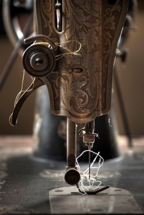 معرض فني, Sewing Aesthetic, Sewing Photography, Vintage Sewing Notions, Old Sewing Machines, Trendy Sewing, Antique Sewing Machines, Vintage Sewing Machine, Vintage Sewing Machines