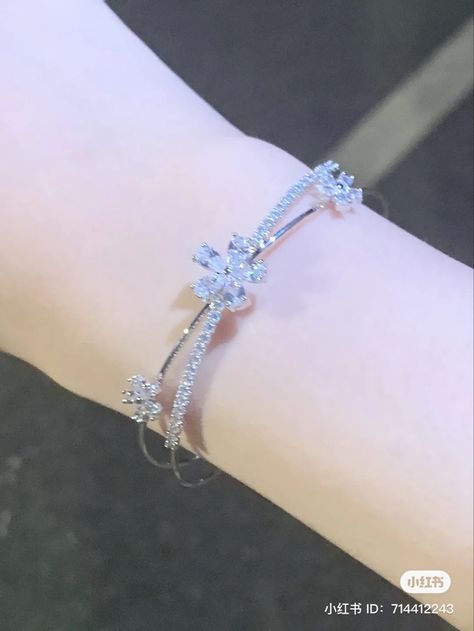 Douyin Bracelets, Gelang Aesthetic, Stylish Jewelry Accessories, Ethereal Jewelry, Pretty Jewelry Necklaces, Gold Watches Women, Preppy Jewelry, Expensive Jewelry Luxury, Diamond Cross Necklaces