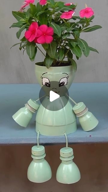 Art On Plastic Bottle, Diy Planters From Plastic Bottles, Flower Pot People Diy How To Make, Soda Bottle Planters, Plastic Bottle Diy Ideas, Plastic Bottle Crafts Garden, Bottle Planters Diy, Diy Plastic Bottle Planters, Diy Plastic Bottle Ideas