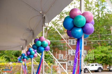 Deck Balloon Decor, Balloons With Streamers, Decorate Tent For Party, Diy Party Decorations Outdoor, Outdoor Tent Balloon Decorations, Decorate Park Pavilion Birthday, Outside Birthday Decor, Balloons On Tent, How To Make A Balloon Tower