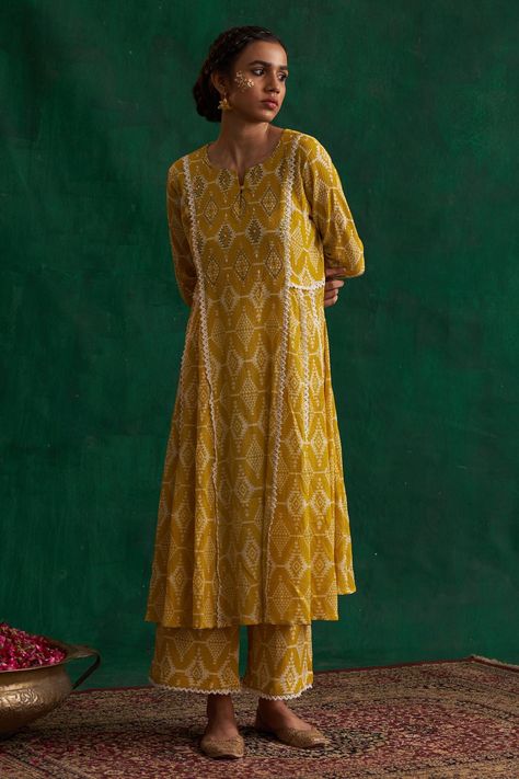 Party Wear Evening Gowns, Block Printed Suits, Pearl Work, Kurta Pant Set, Anarkali Dress Pattern, Kurti Patterns, Simple Kurti Designs, Moroccan Pattern, Kurta Neck Design