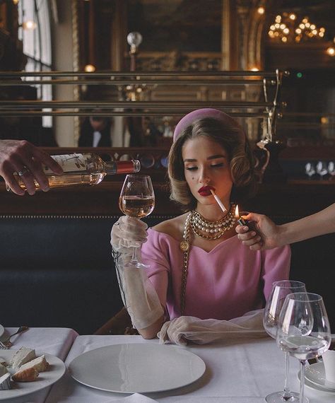 🎬Li в Instagram: «Mood 💔» Photographie Glamour Vintage, Mode Poses, Stile Blair Waldorf, Foto Glamour, Mode Glamour, Boujee Aesthetic, Chique Outfits, Photographie Portrait Inspiration, Model Pose