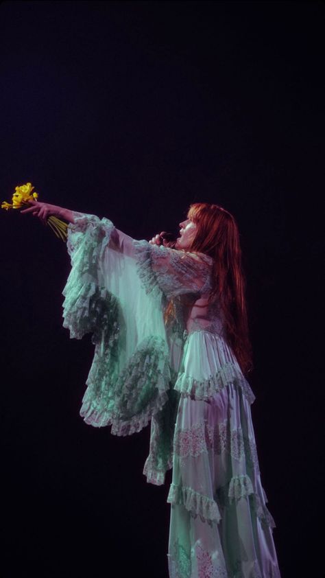 Hippies, Flower Crowns, Fluid Poses, Florence Welsh, Florence Welch Style, Florence And The Machine, Florence Welch, Florence The Machines, Pink Gowns