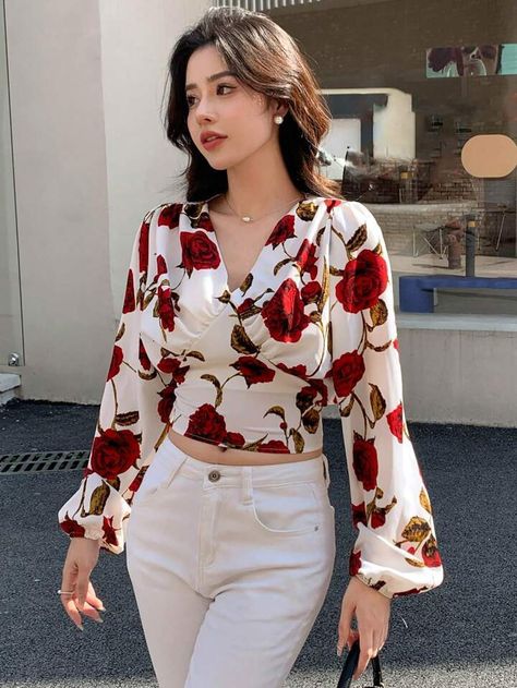 London Fashion Weeks, Red Shirts Women Outfit, Red Floral Top, London Fashion Week Street Style, Women Floral Blouse, Blouse Sale, Chiffon Fashion, Red Boho, Plus Size Kleidung