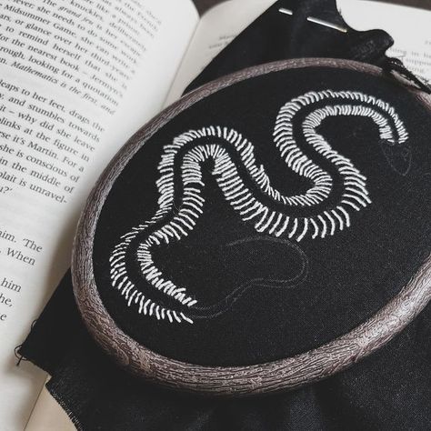 Snake Skeleton Embroidery, Embroidery Gothic Design, Gothic Embroidery Design, Whimsigoth Embroidery, Bat Embroidery Pattern, Witchy Embroidery Ideas, Goth Craft Ideas, Goth Embroidery Patterns, Gothic Embroidery Patterns