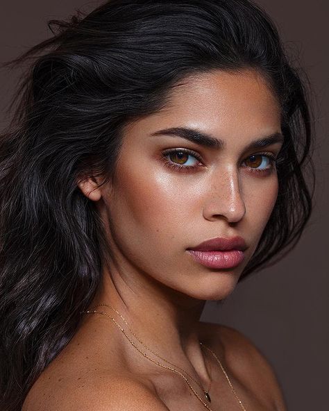 East Indian Model Natural Glam Makeup Brown Eyes Latina, Natural Makeup Indian Skin, Makeup Cantik, Ideas De Maquillaje Natural, Smink Inspiration, Beauty Make-up, Voluminous Hair, Trendy Makeup, Make Up Looks