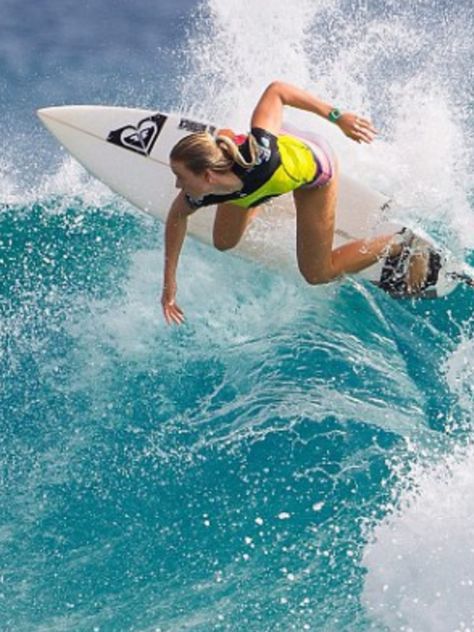 Surfer Girls, Surfing Pose, Surfer Vibes, Surfer Lifestyle, Sketch Photo, Female Surfers, Water Surfing, Surfing Pictures, California Surf