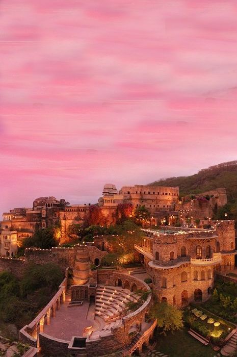 Indian Fort Wedding, Indian Wedding Rajasthan, Rajasthan Wedding Aesthetic, Neemrana Fort Palace Wedding, Palace Wedding Indian, Rajasthan Wedding Venues, Jaipur Palace Wedding, Indian Royal Wedding, Rajasthan Aesthetic