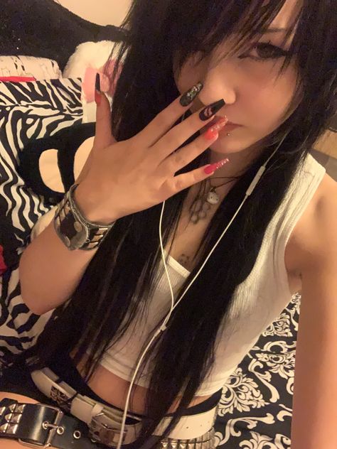 Emo Outfits Girl 2000s, Scene Girls 2000s, Emo References, Cute Y2k Makeup, Scene Rave Outfits, Scene Girl 2000s, Scene Emo 2000s, Scene Names, Scene Nails Emo