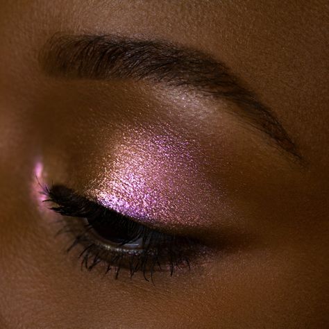 Ara: A brightly shimmering, iridescent red-rose with a vibrant gold shift�—with the subtlest hints of teal revealed in some lighting. This powerfully complex rose gold shimmer eyeshadow crème pigment is named for the altar constellation. Bodypainting, Gold Shimmer Eyeshadow, Make Up Yeux, Eyeshadow Styles, Maquillage On Fleek, Celestial Sphere, Eye Makeup Pictures, Purple Eyeshadow, Shimmer Eyeshadow